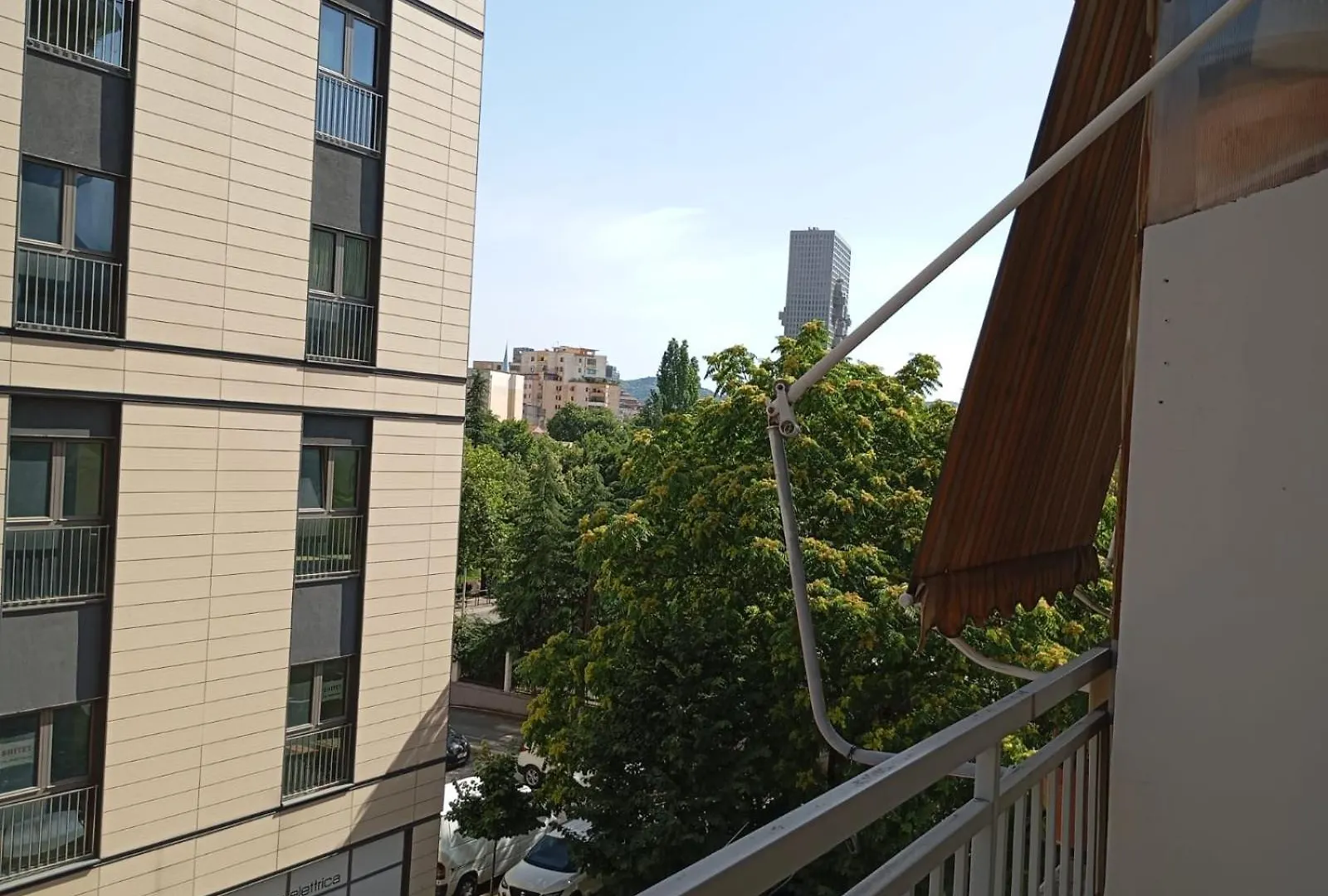 Sina Royal Hostel Тирана