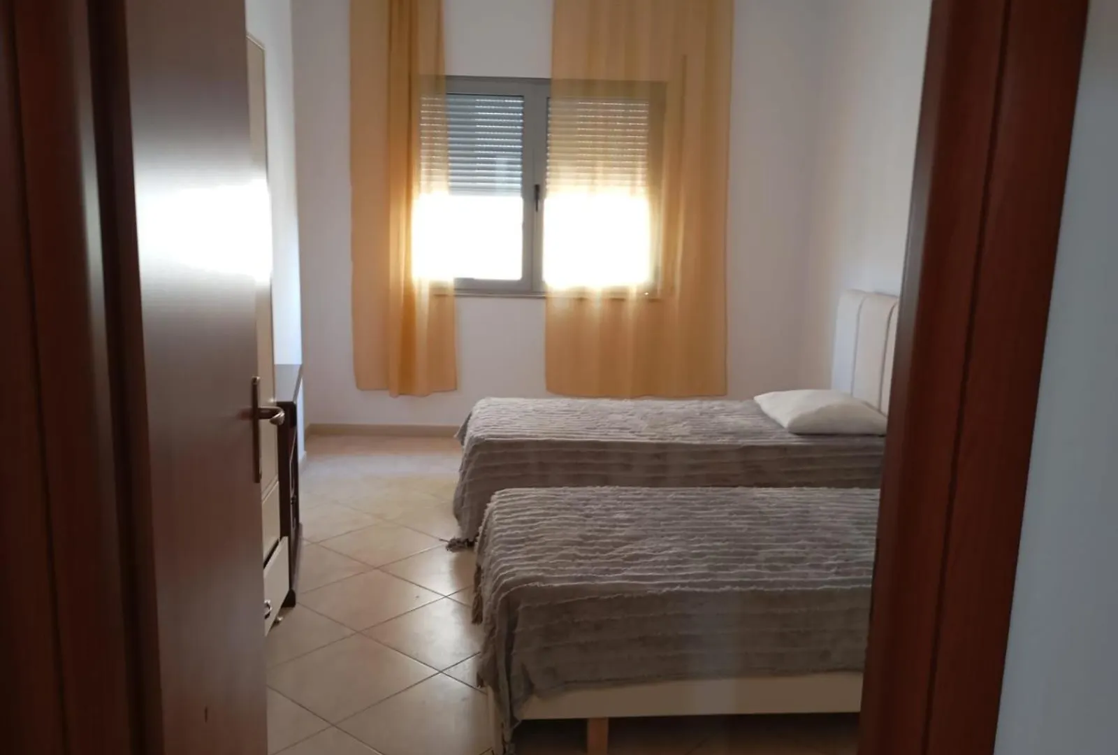 Sina Royal Hostel Тирана